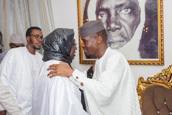 Le Ministre Mouhamadou Bamba Cissé reçu à Yoff Layène par le Khalife Général Le Ministre Mouhamadou Bamba Cissé reçu à Yoff Layène par le Khalife Général