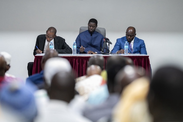 Le Président Diomaye Faye réaffirme l'importance de la diaspora lors d'une rencontre en Angola Le Président Diomaye Faye réaffirme l'importance de la diaspora lors d'une rencontre en Angola