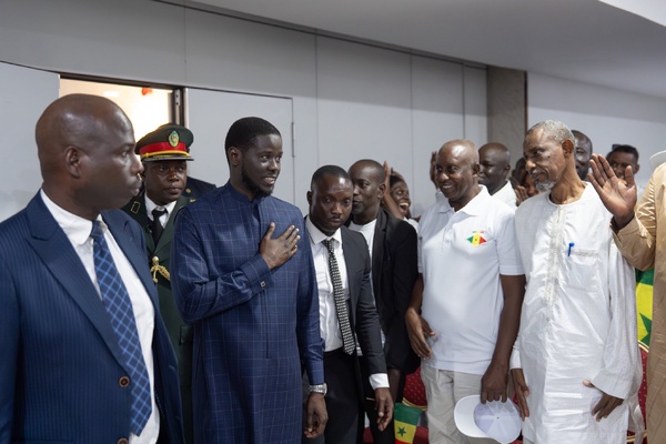 Le Président Diomaye Faye réaffirme l'importance de la diaspora lors d'une rencontre en Angola Le Président Diomaye Faye réaffirme l'importance de la diaspora lors d'une rencontre en Angola