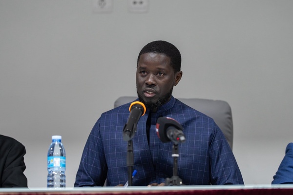 Le Président Diomaye Faye réaffirme l'importance de la diaspora lors d'une rencontre en Angola Le Président Diomaye Faye réaffirme l'importance de la diaspora lors d'une rencontre en Angola