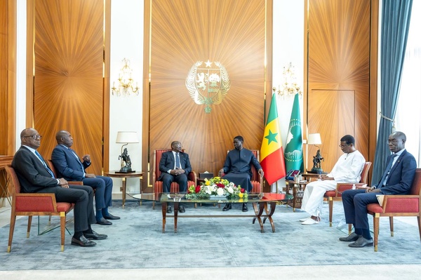 Le Président reçoit plusieurs émissaires africains lors de la commémoration du massacre de Thiaroye