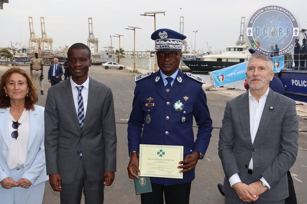 L’Espagne remet deux vedettes de surveillance maritime au Sénégal pour renforcer la lutte contre l’émigration irrégulière L’Espagne remet deux vedettes de surveillance maritime au Sénégal pour renforcer la lutte contre l’émigration irrégulière