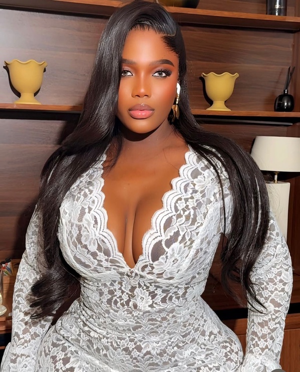 Adja Diao sublime en robe brodée fendue, une élégance qui fait sensation