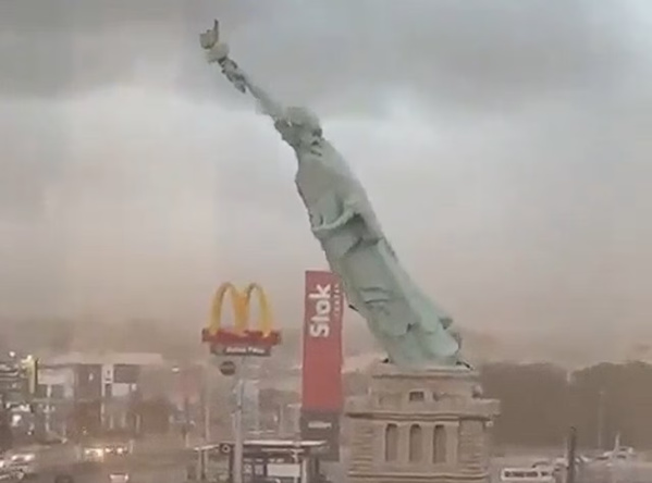 Brésil : une réplique géante de la Statue de la Liberté s’effondre lors d’une tempête Brésil : une réplique géante de la Statue de la Liberté s’effondre lors d’une tempête