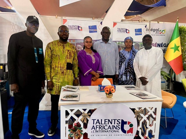 FIDAK 2025: visite du Directeur des activités socio-éducatives du Ministère de la Jeunesse et des Sports au stand de l’ASEPEX