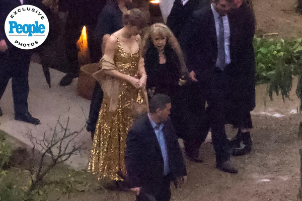 Taylor Swift est la future mariée la plus glamour dans sa robe "Mirrorball" dorée au mariage d'Este Haim pour le Nouvel An