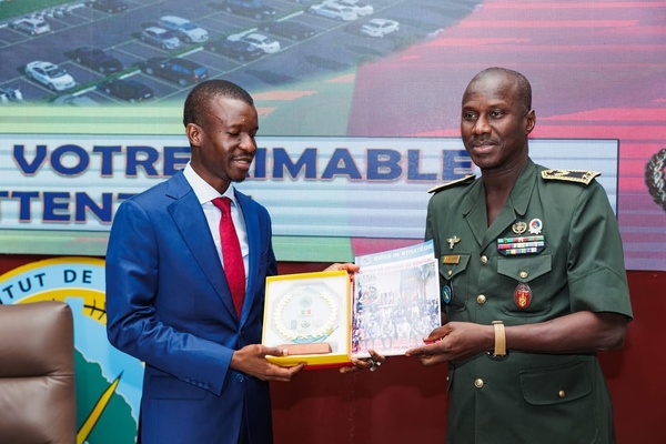 Le Ministre de l’Intérieur Bamba CISSE échange avec les auditeurs de l’Institut de Défense du Sénégal sur la sécurité nationale Le Ministre de l’Intérieur Bamba CISSE échange avec les auditeurs de l’Institut de Défense du Sénégal sur la sécurité nationale