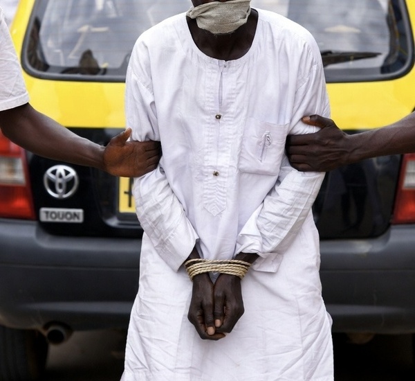 Sénégal : la police démantèle une bande spécialisée dans le vol violent de taxis à Ndamatou Sénégal : la police démantèle une bande spécialisée dans le vol violent de taxis à Ndamatou