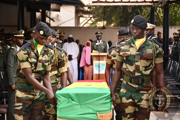 Levée de corps d’un militaire sénégalais mort en RCA : la Nation rend un ultime hommage au soldat Cheikh Manga Levée de corps d’un militaire sénégalais mort en RCA : la Nation rend un ultime hommage au soldat Cheikh Manga