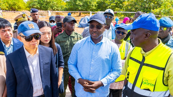 Accès à l’eau potable : le ministre Cheikh Tidiane Dièye inspecte les travaux du forage de Diaglé