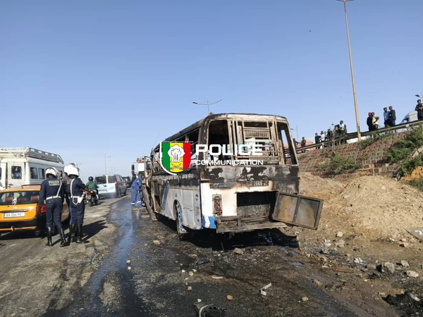 Patte d’Oie : un accident mortel impliquant un vélomoteur et un autocar a déclenché incendies et vandalisme Patte d’Oie : un accident mortel impliquant un vélomoteur et un autocar a déclenché incendies et vandalisme