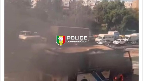 Patte d’Oie : un accident mortel impliquant un vélomoteur et un autocar a déclenché incendies et vandalisme Patte d’Oie : un accident mortel impliquant un vélomoteur et un autocar a déclenché incendies et vandalisme