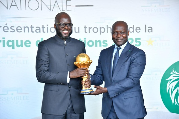 CAN 2025 : Le trophée des Lions présenté au Président de l’Assemblée nationale El Malick Ndiaye