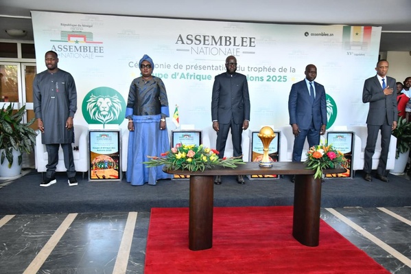 CAN 2025 : Le trophée des Lions présenté au Président de l’Assemblée nationale El Malick Ndiaye CAN 2025 : Le trophée des Lions présenté au Président de l’Assemblée nationale El Malick Ndiaye