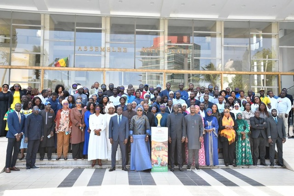 CAN 2025 : Le trophée des Lions présenté au Président de l’Assemblée nationale El Malick Ndiaye CAN 2025 : Le trophée des Lions présenté au Président de l’Assemblée nationale El Malick Ndiaye
