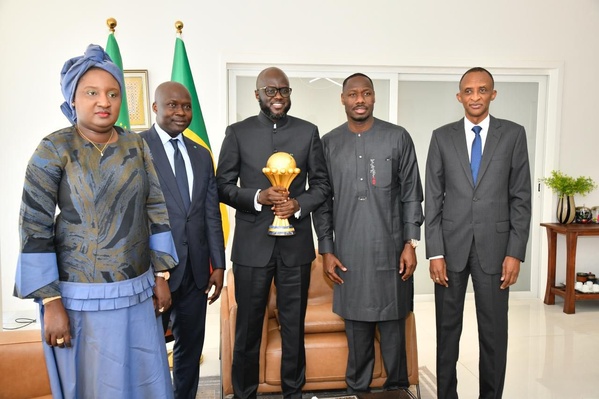 CAN 2025 : Le trophée des Lions présenté au Président de l’Assemblée nationale El Malick Ndiaye