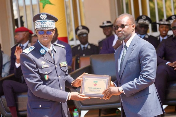 Ousmane Sonko en visite à la Direction générale de la Police nationale Ousmane Sonko en visite à la Direction générale de la Police nationale