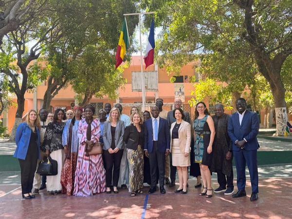 Éducation: Moustapha Mamba Guirassy et l’Ambassadrice de France célèbrent le modèle hybride à l’EFS Dial Diop Éducation: Moustapha Mamba Guirassy et l’Ambassadrice de France célèbrent le modèle hybride à l’EFS Dial Diop