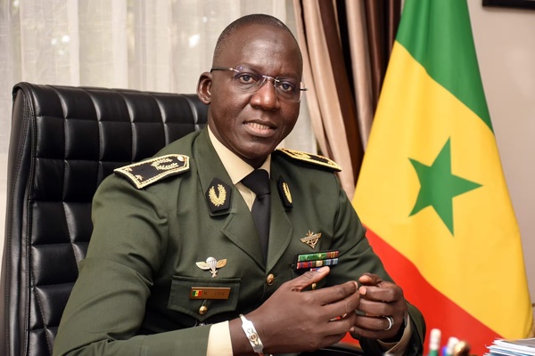 Armées: Le général Mbaye Cissé passe le témoin au vice-amiral Oumar Wade dans un climat d'unité Armées: Le général Mbaye Cissé passe le témoin au vice-amiral Oumar Wade dans un climat d'unité