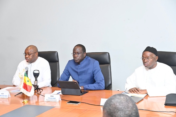 Enseignement Supérieur: le Pr Daouda Ngom installe le Comité de Dialogue National sous la présidence du Pr Lamine Gueye Enseignement Supérieur: le Pr Daouda Ngom installe le Comité de Dialogue National sous la présidence du Pr Lamine Gueye