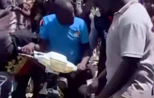 Insolite à Thiès : Des « jakartamen » arrêtent un ASP sans casque et le livrent à la police Insolite à Thiès : Des « jakartamen » arrêtent un ASP sans casque et le livrent à la police