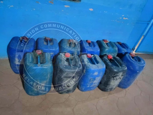 Médina Yoro Foulah : 330 litres d’essence saisis par la gendarmerie, un suspect en fuite Médina Yoro Foulah : 330 litres d’essence saisis par la gendarmerie, un suspect en fuite