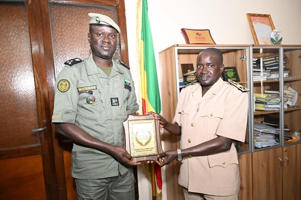 Management de proximité : le Directeur général des Douanes en visite dans la direction régionale du Centre Management de proximité : le Directeur général des Douanes en visite dans la direction régionale du Centre