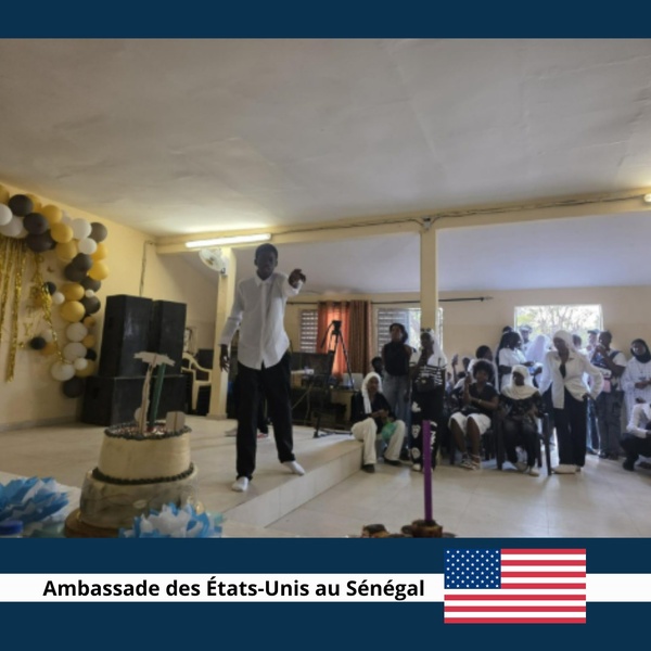 Ziguinchor : une “Bottle Party” en anglais au Lycée Djignabo pour célébrer la créativité des élèves