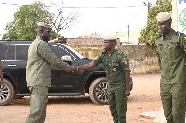 Tournée dans la région Centre : Le DG des Douanes salue les performances du poste de Nganda Tournée dans la région Centre : Le DG des Douanes salue les performances du poste de Nganda