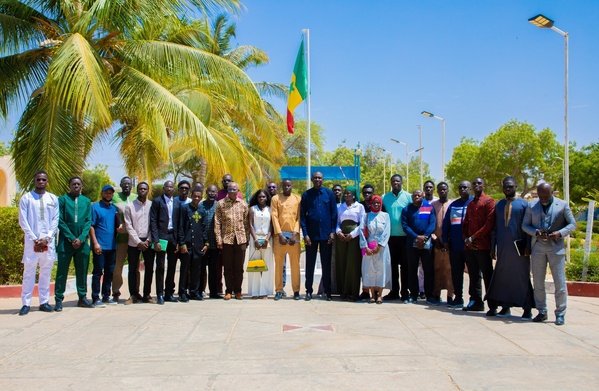Le Directeur du CROUS de Saint-Louis reçoit le nouveau bureau de la Commission Sociale des Étudiants Le Directeur du CROUS de Saint-Louis reçoit le nouveau bureau de la Commission Sociale des Étudiants