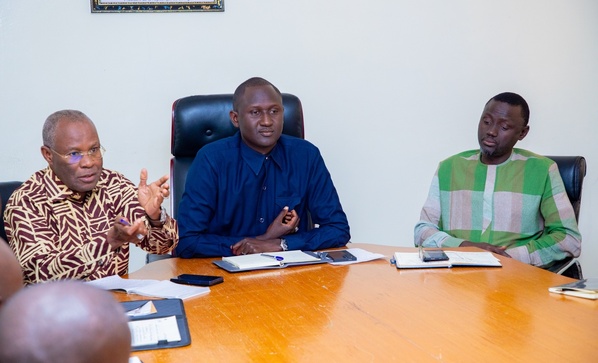 Le Directeur du CROUS de Saint-Louis reçoit le nouveau bureau de la Commission Sociale des Étudiants Le Directeur du CROUS de Saint-Louis reçoit le nouveau bureau de la Commission Sociale des Étudiants