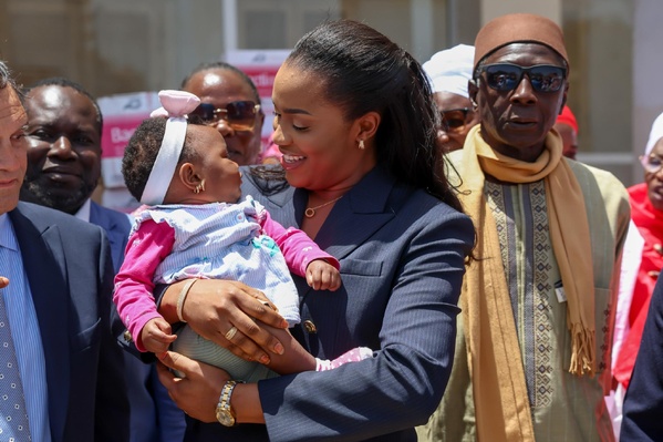 Solidarité : La Première Dame Absa Faye devient la Marraine de la Croix-Rouge Sénégalaise Solidarité : La Première Dame Absa Faye devient la Marraine de la Croix-Rouge Sénégalaise