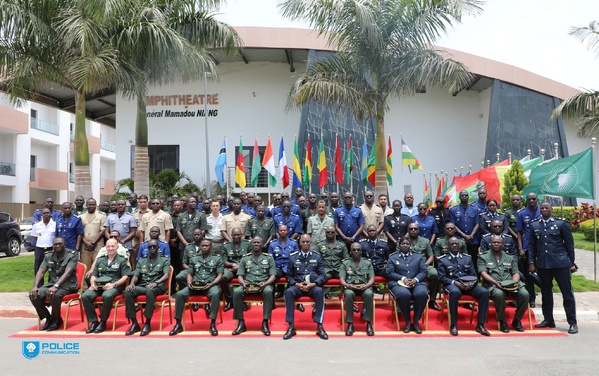 Sécurité et Défense : L’Inspecteur général Mame Seydou Ndour expose la stratégie sénégalaise contre la migration irrégulière Sécurité et Défense : L’Inspecteur général Mame Seydou Ndour expose la stratégie sénégalaise contre la migration irrégulière