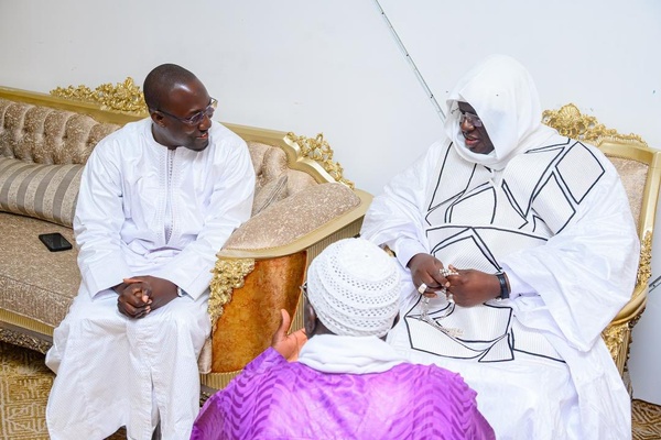Finance Islamique et Proximité: Le DG de la BNDE Mamadou Faye recueille les prières de Serigne Mouhamadou Lamine Lahi Finance Islamique et Proximité: Le DG de la BNDE Mamadou Faye recueille les prières de Serigne Mouhamadou Lamine Lahi