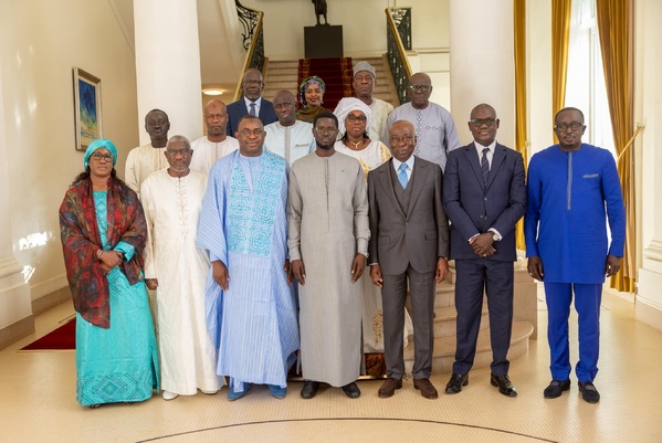 Dialogue Social : Le Président Bassirou Diomaye Faye reçoit le rapport 2025 et fixe la productivité comme nouveau défi Dialogue Social : Le Président Bassirou Diomaye Faye reçoit le rapport 2025 et fixe la productivité comme nouveau défi