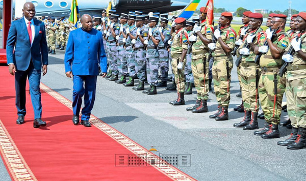 Coopération Gabon-Burundi : Le Président Evariste Ndayishimiye accueilli avec les honneurs à Libreville Coopération Gabon-Burundi : Le Président Evariste Ndayishimiye accueilli avec les honneurs à Libreville
