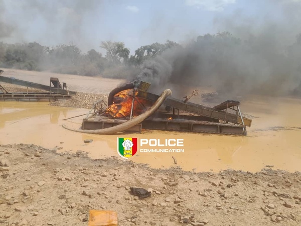 Protection de la Falémé: La Police aux Frontières démantèle un site d’orpaillage clandestin à Wassagara Protection de la Falémé: La Police aux Frontières démantèle un site d’orpaillage clandestin à Wassagara