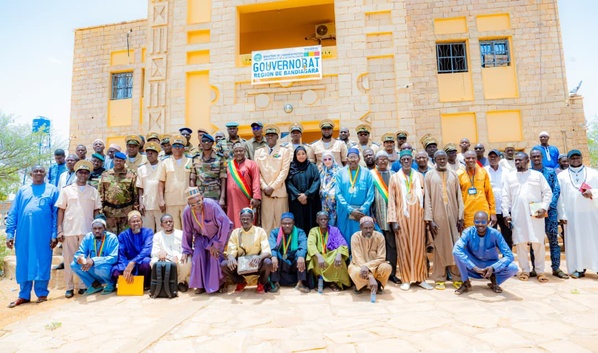 Attaque de Bandiagara : le gouvernement malien dépêche une mission de condoléances et remet une aide humanitaire aux familles endeuillées