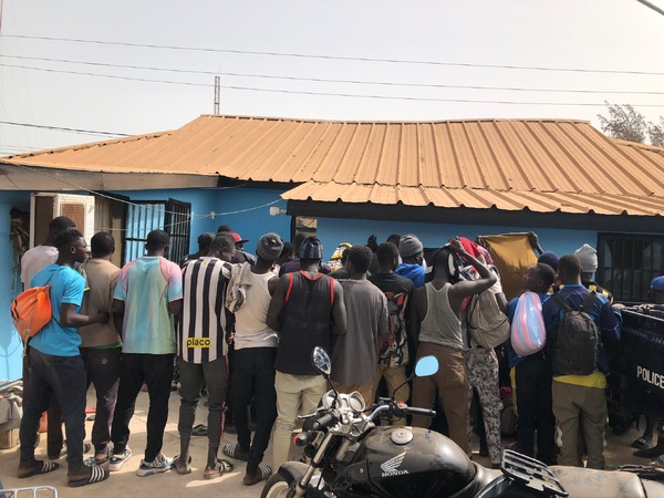Coopération Gambie-Sénégal : Une cinquantaine de migrants et un convoyeur arrêtés à la frontière Coopération Gambie-Sénégal : Une cinquantaine de migrants et un convoyeur arrêtés à la frontière
