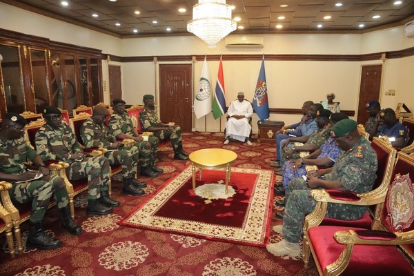 Diplomatie et Défense : Le Président Adama Barrow reçoit le nouveau Chef d'État-major des Armées du Sénégal Diplomatie et Défense : Le Président Adama Barrow reçoit le nouveau Chef d'État-major des Armées du Sénégal