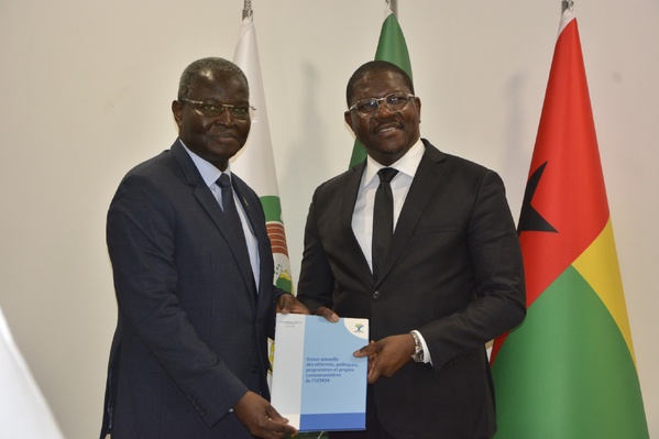 Intégration: La Commission de l’UEMOA remet le mémorandum de la revue annuelle au Premier Ministre de Guinée-Bissau Intégration: La Commission de l’UEMOA remet le mémorandum de la revue annuelle au Premier Ministre de Guinée-Bissau