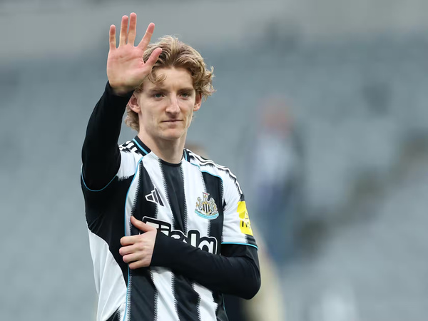 Mercato: Le FC Barcelone frappe un grand coup et s'offre l'attaquant anglais Anthony Gordon pour 80 millions d'euros Mercato: Le FC Barcelone frappe un grand coup et s'offre l'attaquant anglais Anthony Gordon pour 80 millions d'euros