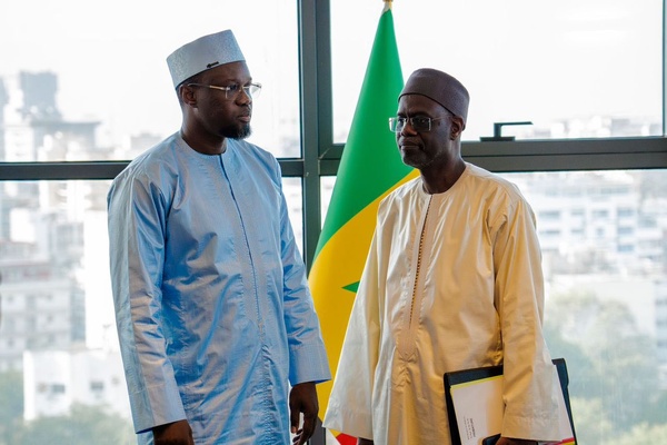 Passation de service entre le Premier ministre sortant,Ousmane SONKO et Ahmadou Al Aminou LÔ, Premier ministre entrant.