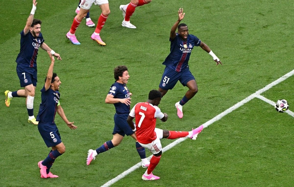 Finale de la Ligue des Champions : La polémique de la main de Bukayo Saka : Pourquoi l’arbitre Daniel Siebert a pris la bonne décision selon le règlement Finale de la Ligue des Champions : La polémique de la main de Bukayo Saka : Pourquoi l’arbitre Daniel Siebert a pris la bonne décision selon le règlement