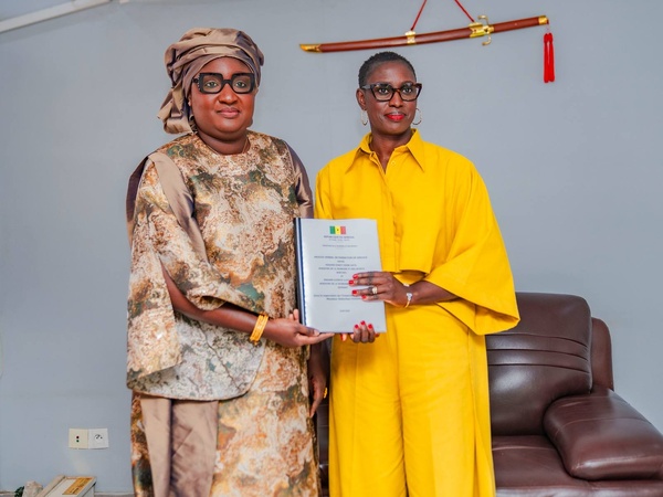 Khady Diène Gaye passe officiellement le témoin à Djiréye Clotilde Coly à la tête du Ministère de la Jeunesse et des Sports Khady Diène Gaye passe officiellement le témoin à Djiréye Clotilde Coly à la tête du Ministère de la Jeunesse et des Sports