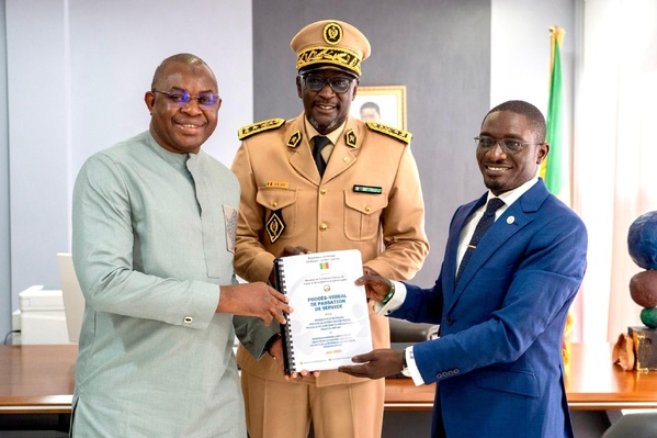 GOUVERNEMENT & RÉFORMES : Passation de service officielle au Ministère de la Fonction publique entre Olivier Boucal et Mamadou Lamine Dianté ! GOUVERNEMENT & RÉFORMES : Passation de service officielle au Ministère de la Fonction publique entre Olivier Boucal et Mamadou Lamine Dianté !