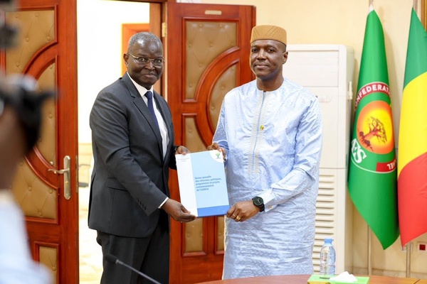 Mali : Le Premier ministre Abdoulaye Maïga reçoit la Commission de l'UEMOA et salue les progrès économiques du pays Mali : Le Premier ministre Abdoulaye Maïga reçoit la Commission de l'UEMOA et salue les progrès économiques du pays