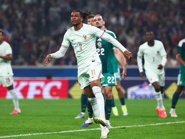 Équipe de France : Michael Olise s'offre un triplé retentissant et s'impose comme le patron des Bleus avant le Mondial Équipe de France : Michael Olise s'offre un triplé retentissant et s'impose comme le patron des Bleus avant le Mondial