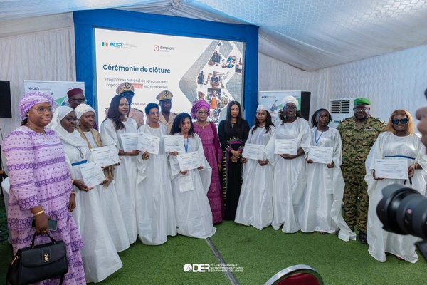 Dr Aïda Mbodji et le Préfet de Thiès clôturent le programme de formation de la DER/FJ pour 50 femmes entrepreneures