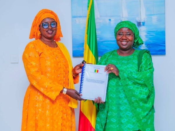 Dr Fatou Diouf passe officiellement le témoin à Amy Mara Dièye à la tête du Ministère des Pêches et de l’Économie maritime Dr Fatou Diouf passe officiellement le témoin à Amy Mara Dièye à la tête du Ministère des Pêches et de l’Économie maritime